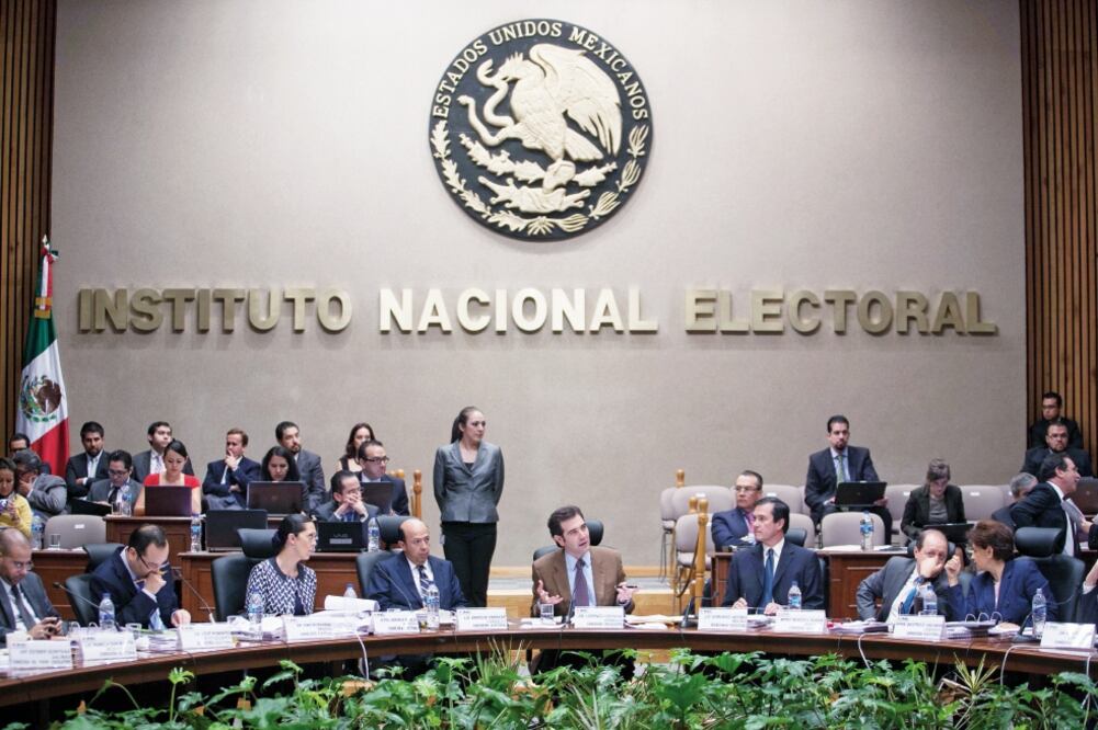 Según las normas del INE, corresponden a cada consejero por concepto de aguinaldo, “40 días de sueldo tabular, cuando menos, sin deducción alguna”. (ARCHIVO EL UNIVERSAL)