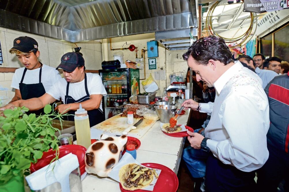 Mikel Arriola recorrió las calles de Cuajimalpa y visitó algunos negocios, incluso paró en un puesto de tacos a comer (ESPECIAL)