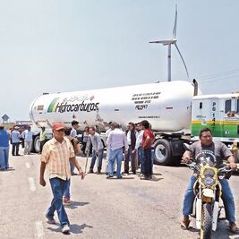 Bloquean carreteras por conflicto con parque eólico