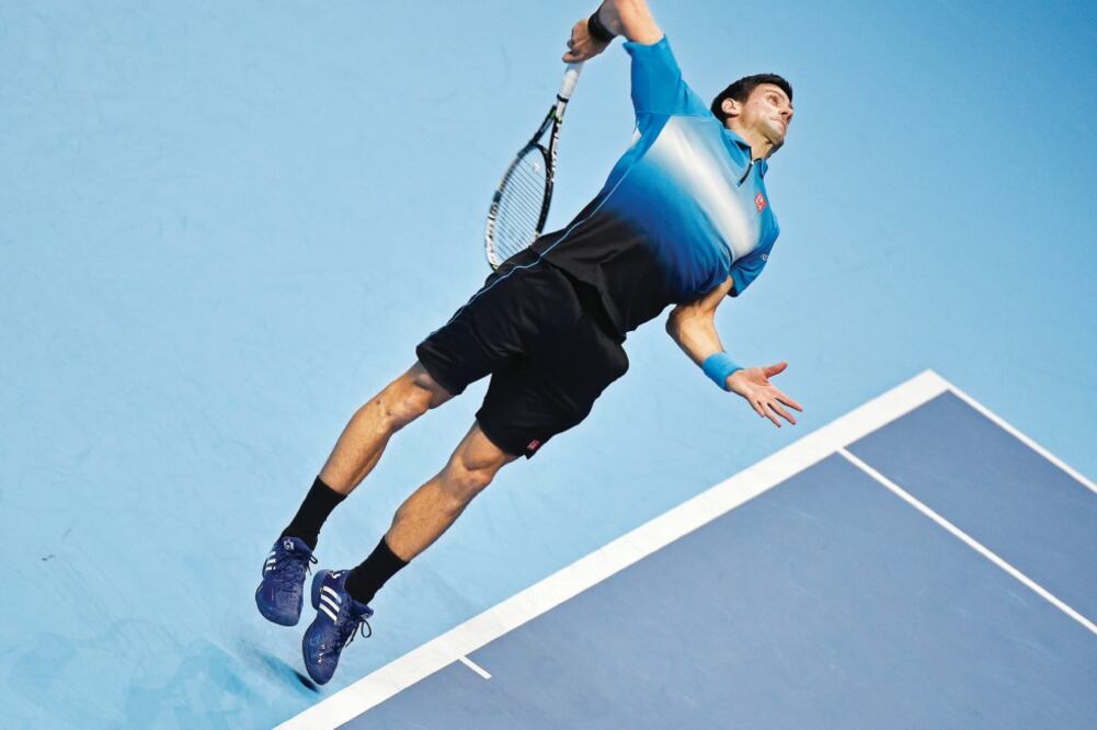 Novak Djokovic hizo saques con toda su energía, que hicieron padecer al japonés Kei Nishikori (TOBY MELVILLE. REUTERS)