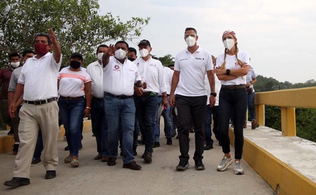 El gobernador Alejandro Murat recorrió comunidades y municipios de la Costa para supervisar la entrega ayuda alimentaria a los damnificados Foto: Especial
