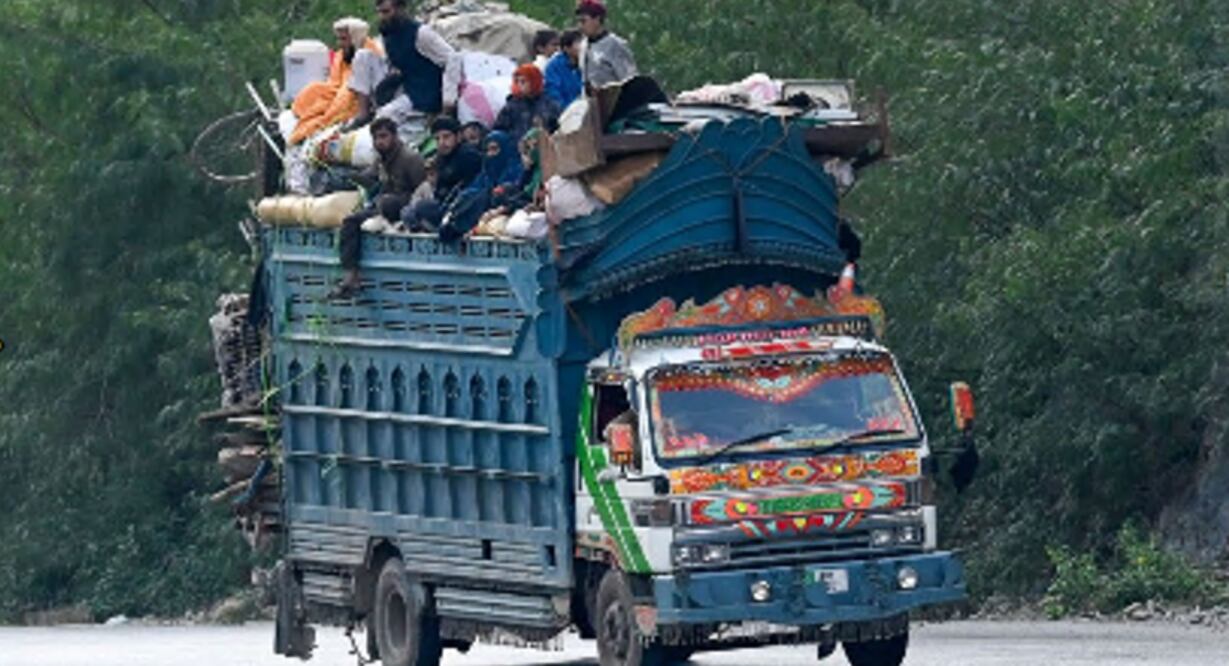 El temor del millón de refugiados y migrantes afganos a los que Pakistán fuerza a regresar al país del Talibán