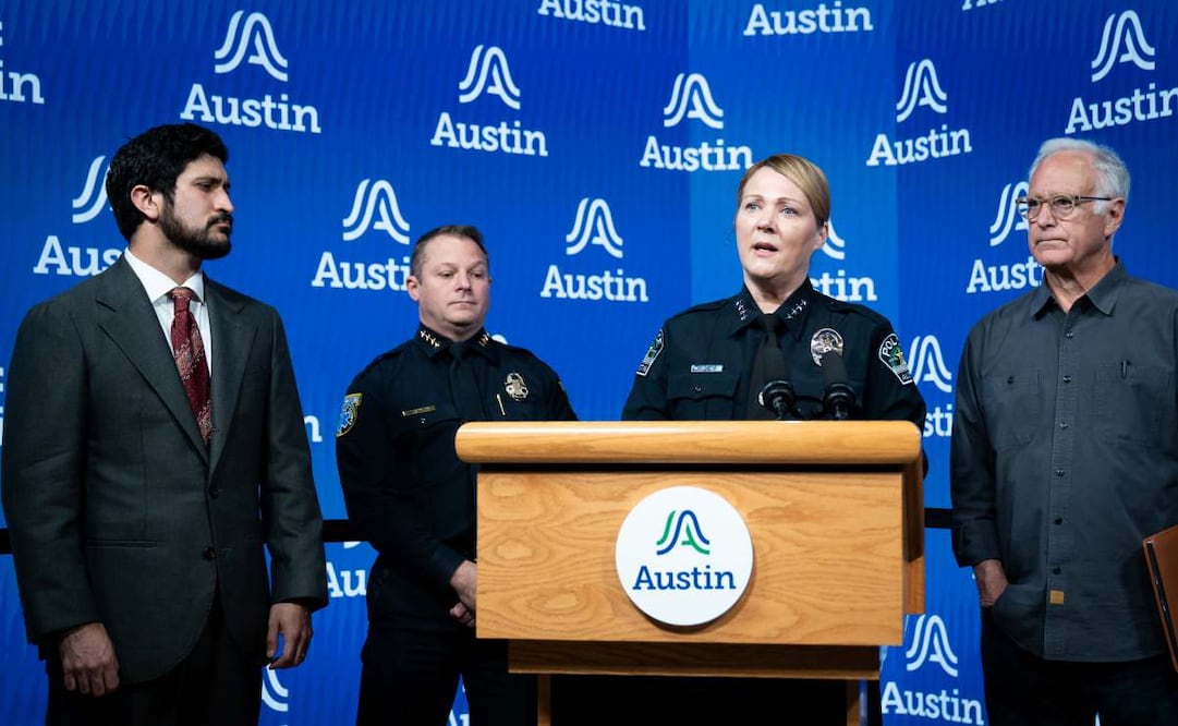 La jefa de policía de Austin, Lisa Davis, da una conferencia de prensa en el Ayuntamiento de Austin, después de que un agente federal de inmigración disparó e hirió a un hombre en Texas. (20/09/26) Foto: AP