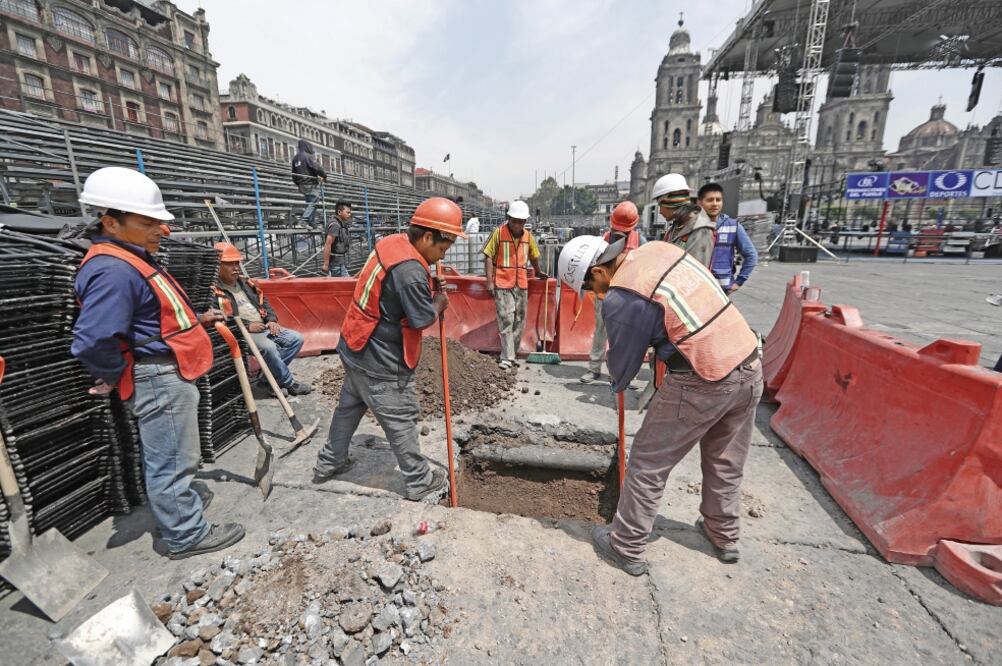 Durante la excavación se encontraron tres taparroscas, una tarjeta de Ladatel (para realizar llamadas de teléfonos públicos), piedras y envolturas de dulces (ALEJANDRO ACOSTA. EL UNIVERSAL)