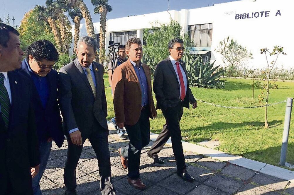 Autoridades recorren las instalaciones de Ciudad Universitaria de la Universidad Michoacana, tras ser liberadas por el Movimiento de Aspirantes y Rechazados (CORTESÍA: UNIVERSIDAD MICHOACANA)