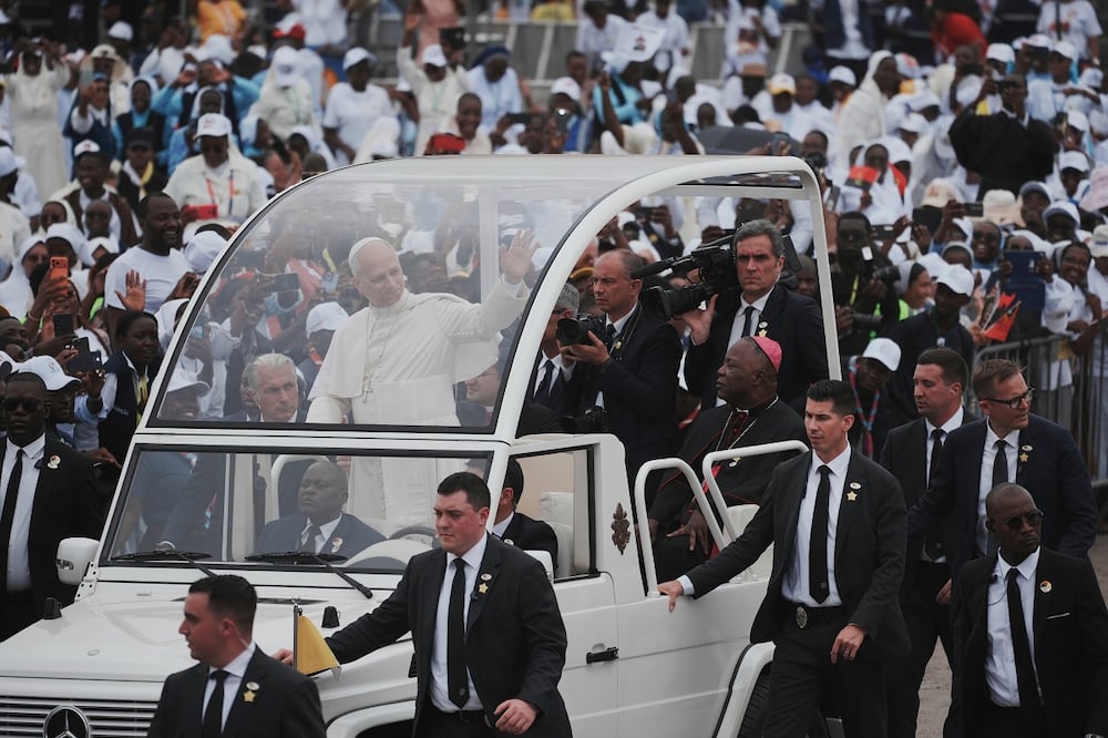 El papa León XIV al llegar a a Kilamba,  Luanda, Angola, para presidir la misa dominical. Foto: AP