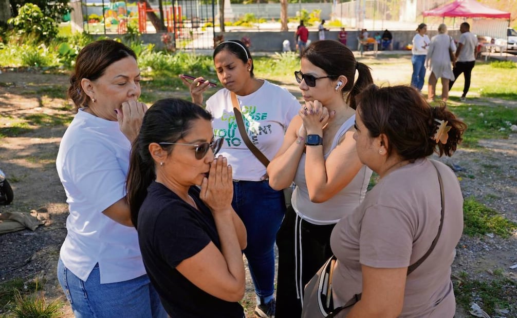 Familiares de presos políticos se reunieron frente a la prisión El Rodeo I en Guatire, Venezuela. Foto: Matías Delacroix / AP