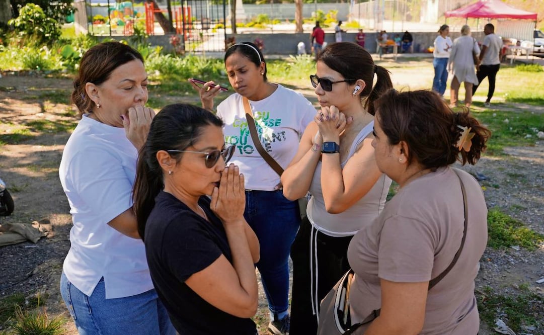 Familiares de presos políticos se reunieron frente a la prisión El Rodeo I en Guatire, Venezuela. Foto: Matías Delacroix / AP