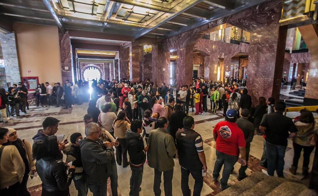 El ingreso de visitas de extendió hasta pasadas las 23 horas, cuando entró el último visitante. (FOTO Yadín Xolalpa / EL UNIVERSAL)