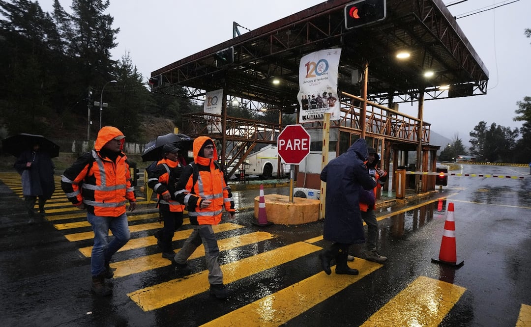Cinco mineros quedaron atrapados en la mina "El Teniente", en el centro de Chile. Equipos de rescate laboran para rescatarlos. Foto: AP