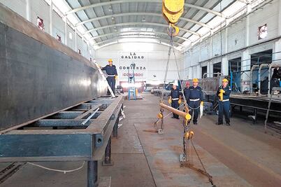 Construye Marina barcos recolectores de sargazo