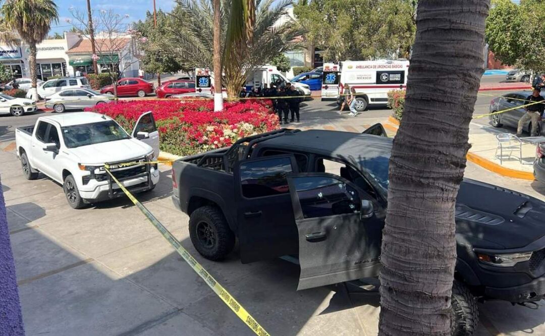 Luego del enfrentamiento que habría derivado de una persecución en La Paz, Baja California Sur, quedó asegurada una camioneta negra con varios impactos de bala (16/04/2025). Foto: Especial