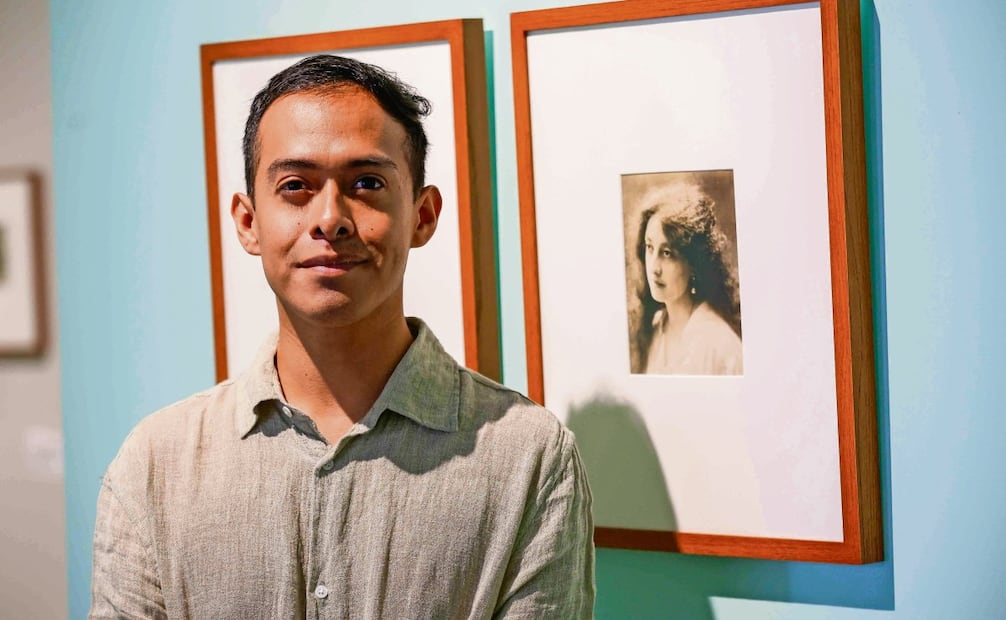 El curador e investigador César González-Aguirre posa junto al único retrato de la fotógrafa Catalina Guzmán. Foto: DIEGO SIMÓN SÁNCHEZ/EL UNIVERSAL