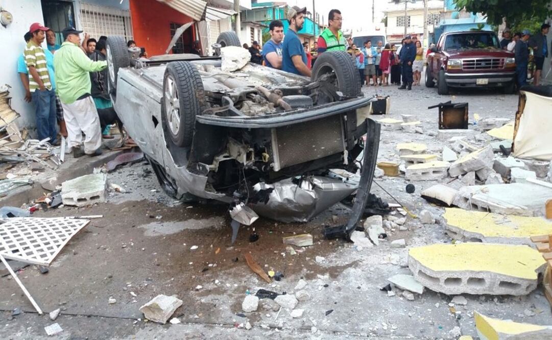 Una explosión por acumulación de gas en una casa habitación dejó como saldo un herido, un auto afectado y 10 casas dañadas.
