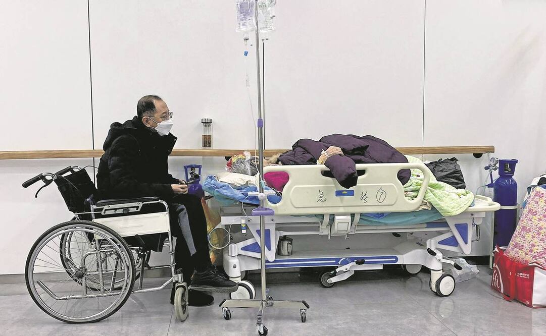 Pacientes contagiados con Covid-19 llenan las áreas de emergencia de hospitales en Tianjin, China. 