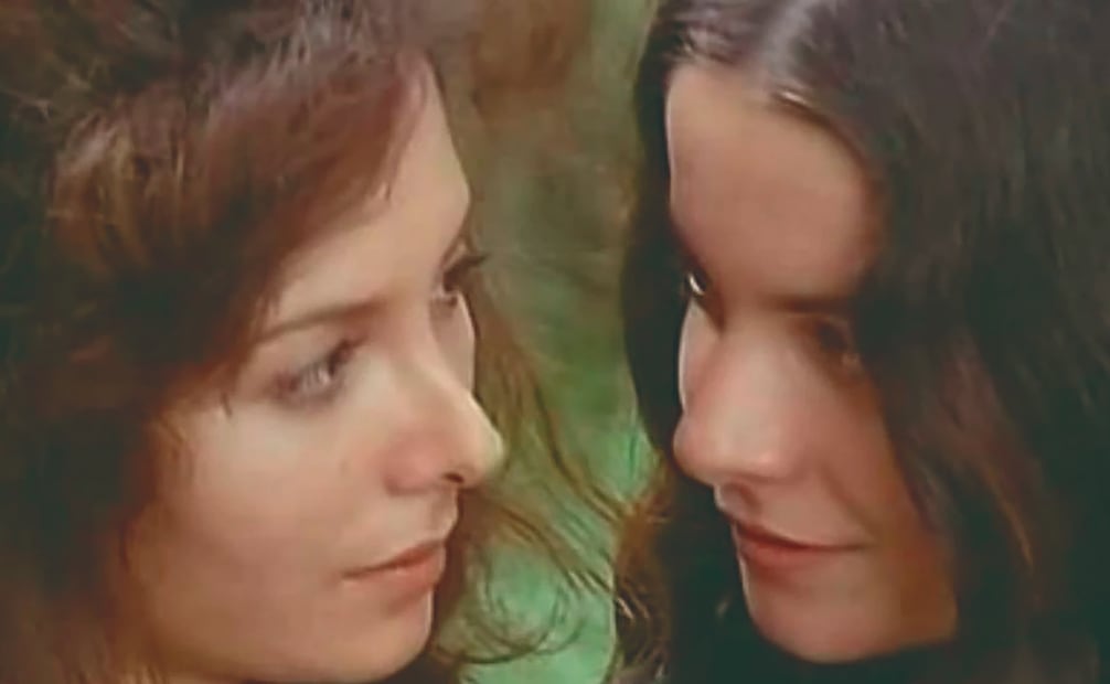 Tina Romero interpretó en 1977 a una huérfana en un convento marcado por posesiones, exorcismos y satanismo, temas que volvieron polémica a la cinta. Foto: MUBI
