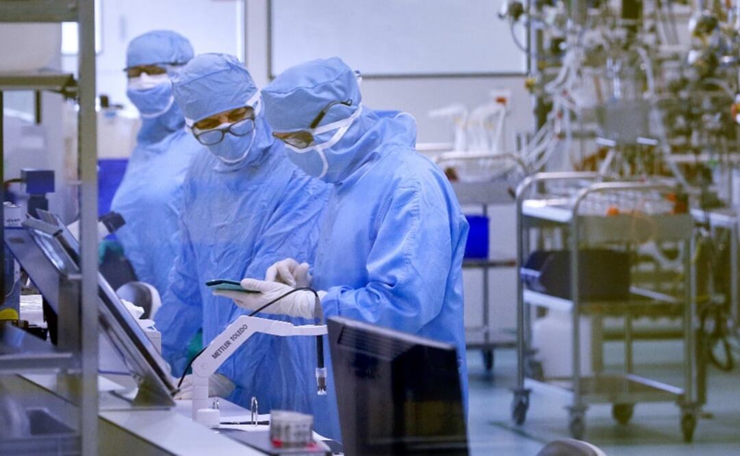 Employees work in the cell culture unit at the French drugmaker Sanofi Pasteur's vaccine unit plant – Photo: Robert Pratta/REUTERS
