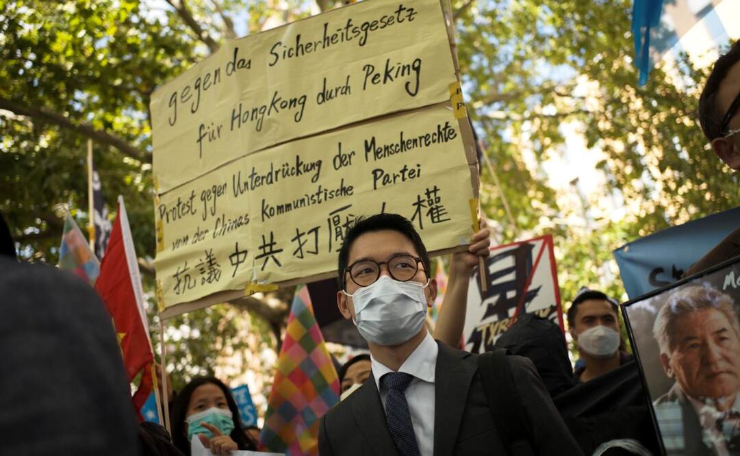 Activista hongkonés Nathan Law, al centro, durante una protesta en 2020. Foto: Archivo/AP