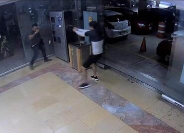 Asesinan a balazos a hombre cuando pagaba el estacionamiento en plaza comercial de Cuernavaca