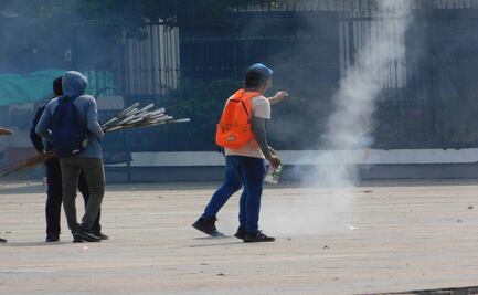 Estudiantes normalistas de enfrentan a la policía en Chiapas; hay dos uniformados lesionados