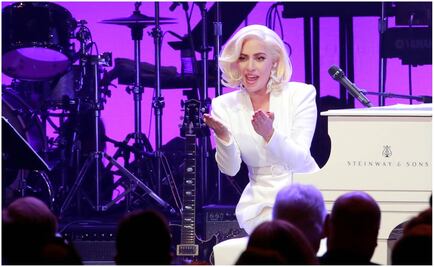 Lady Gaga  rinde tributo al diseñador Azzedine Alaïa en los premios AMA's