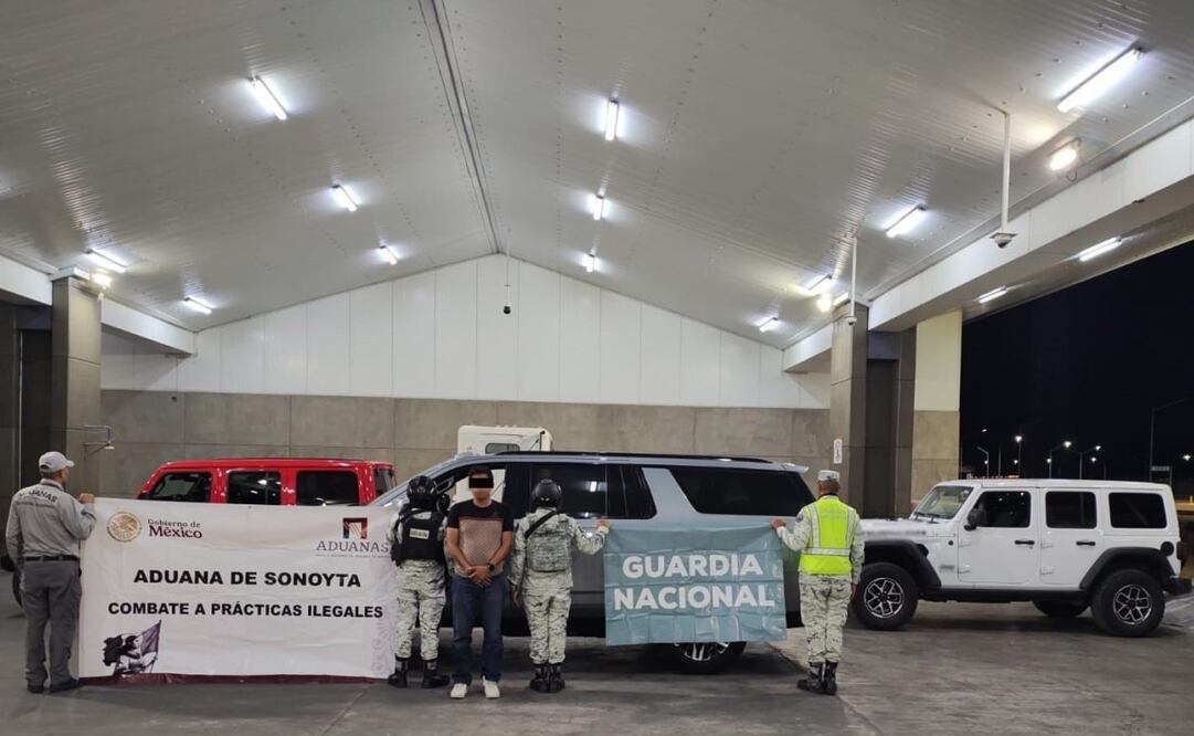 Detienen a conductor de un tractocamión en cuya caja refrigerada pretendía ingresar ocultos al país tres vehículos de gama alta (09/10/2025). Foto: Especial