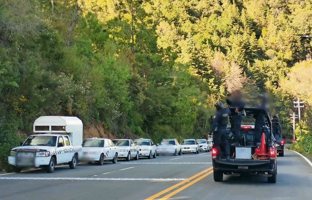 Cientos de taxistas bloquearon durante más de 24 horas los accesos a Sultepec. Foto: Especial