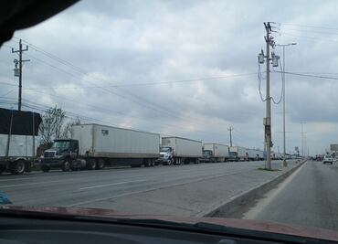 Caos en cruces internacionales de Tamaulipas; fallas en sistema de importación y exportación generan filas kilométricas