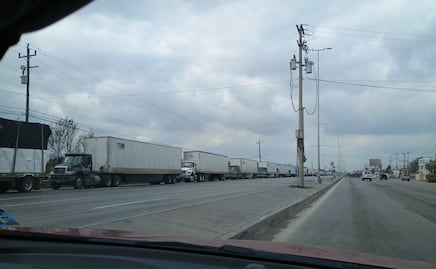 Caos en cruces internacionales de Tamaulipas; fallas en sistema de importación y exportación generan filas kilométricas