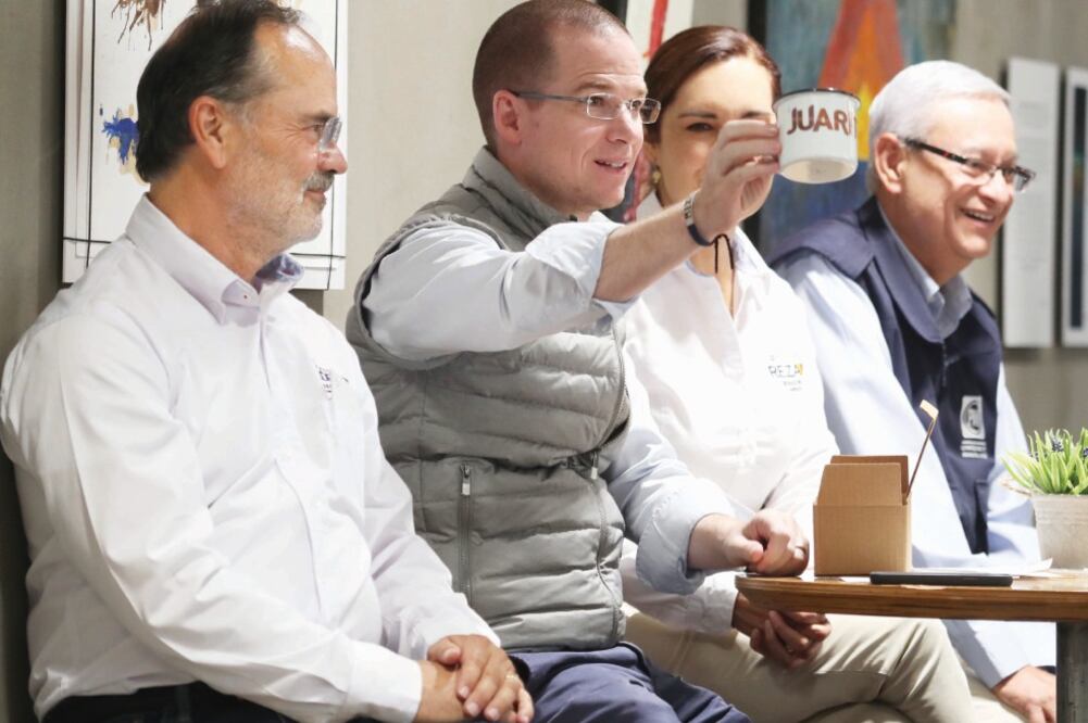 El abanderado presidencial de la coalición Por México al Frente, Ricardo Anaya (segundo de izq. a der), y Gustavo Madero (primero de izq. a der.) dialogaron con jóvenes en el Technology Hub, en Ciudad Juárez, Chihuahua. Foto: ARIEL OJEDA. EL UNIVERSAL