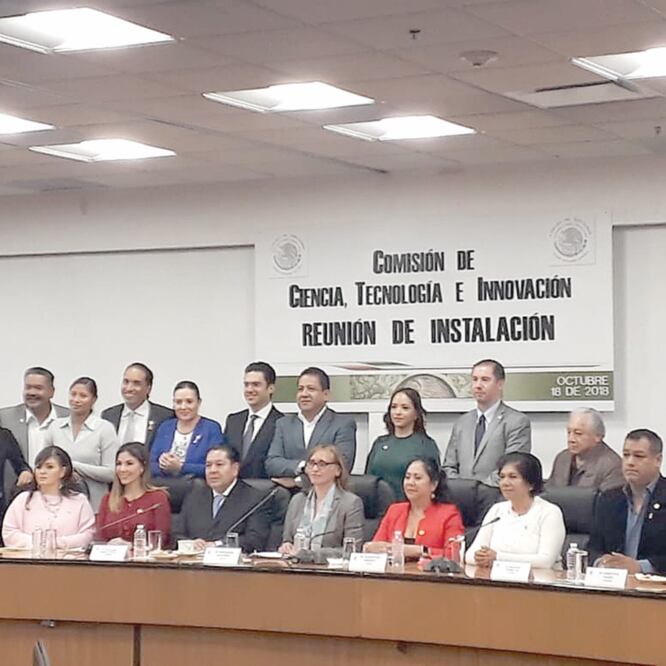 Sentadas, las diputadas María Marivel Solís y Alejandra Pani. Foto: LUIS RÍOS