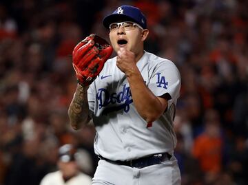 Julio Urías supera otro récord de Fernando Valenzuela