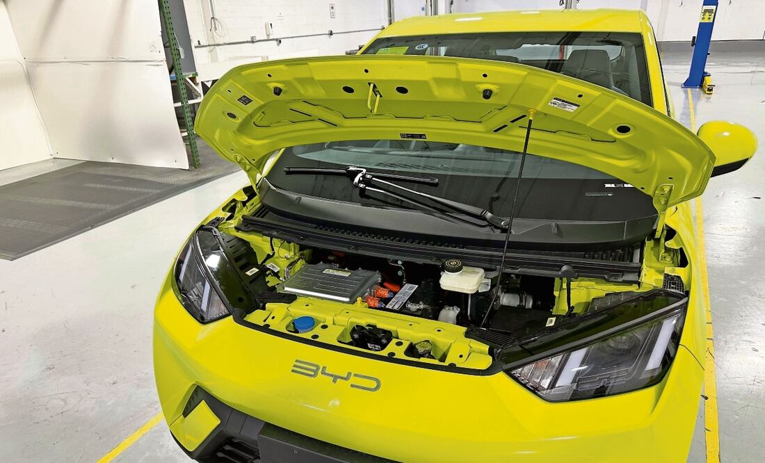 La industria automotriz necesita cada vez más litio para las baterías que utilizan las unidades eléctricas. Foto: Archivo Mike Householder AP