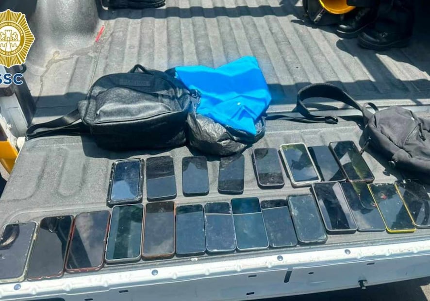Las autoridades aseguraron un total de 13 teléfonos celulares. Foto: Especial
