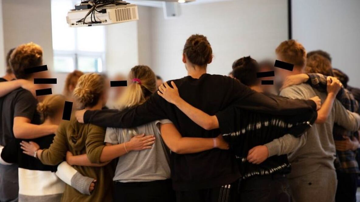 La clínica Yes We Can celebra reuniones con sus pacientes para hablar de lo que sienten. Foto: BBC Three / Tomasz Frymorgen