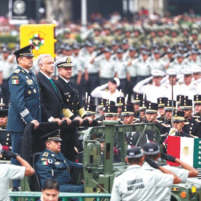 En el desfile cívico-militar por el 209 Aniversario de la Independencia de México, el presidente Andrés Manuel López Obrador acompañado por los secretarios de la Defensa, Luis Cresencio Sandoval, y de Marina, Rafael Ojeda. Foto/DIEGO SIMÓN. EL UNIVERSAL