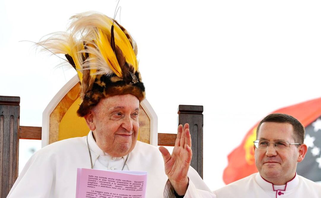 El Papa Francisco (I), ataviado con un tocado papú, asiste a un encuentro con los fieles de la diócesis de Vanimo. Foto: EFE