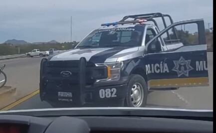 Exhiben a policía que ayudaba a yaquis a cobrar cuota en bloqueo carretero en Sonora 