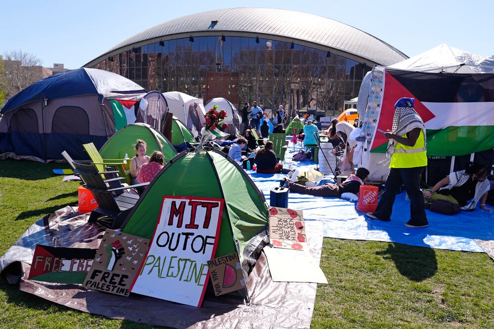 Cientos de estudiantes del MIT derribaron las vallas erigidas por la directiva universitaria alrededor del campamento y se unieron en una cadena humana defendiendo las tiendas de campaña. Foto: MIT