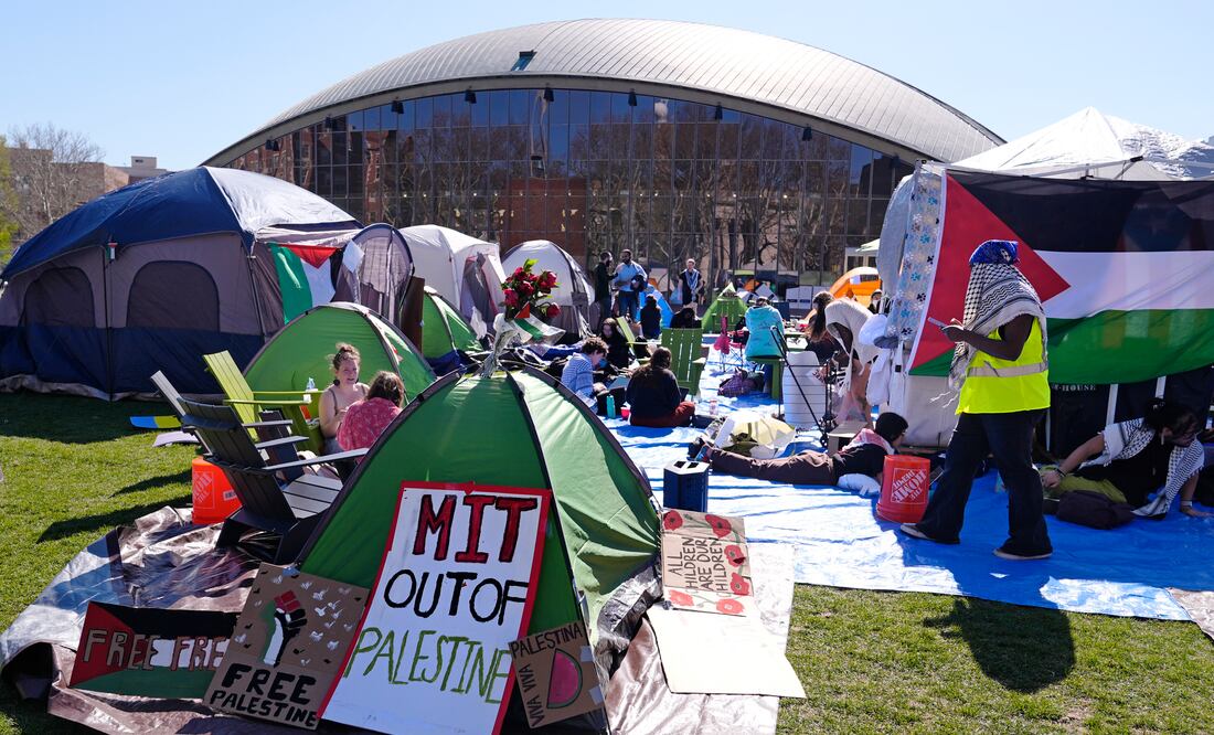 Cientos de estudiantes del MIT derribaron las vallas erigidas por la directiva universitaria alrededor del campamento y se unieron en una cadena humana defendiendo las tiendas de campaña. Foto: MIT