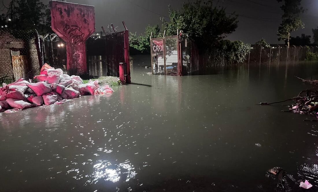La presa de El Ángulo se desbordó y el agua corre por la Avenida Quetzal, tras la intensa lluvia. Foto: Arturo Contreras / EL UIVERSAL
