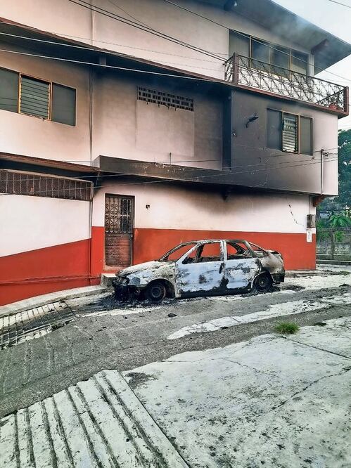 Una veintena de casas particulares y comercios de venta de refacciones de vehículos y motos, abarrotes, carnicerías y frutas fueron dañados. Foto Especial