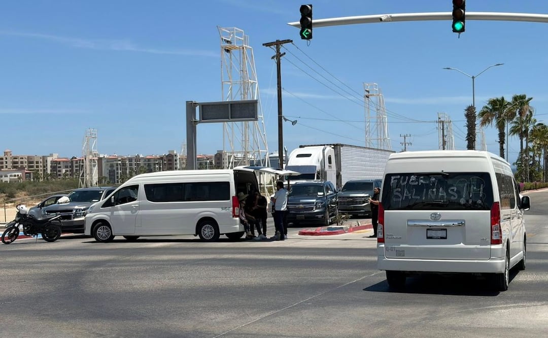 Permisionarios de transporte turístico federal denunciaron hostigamiento y abuso de autoridad en Los Cabos. | Foto: Especial.