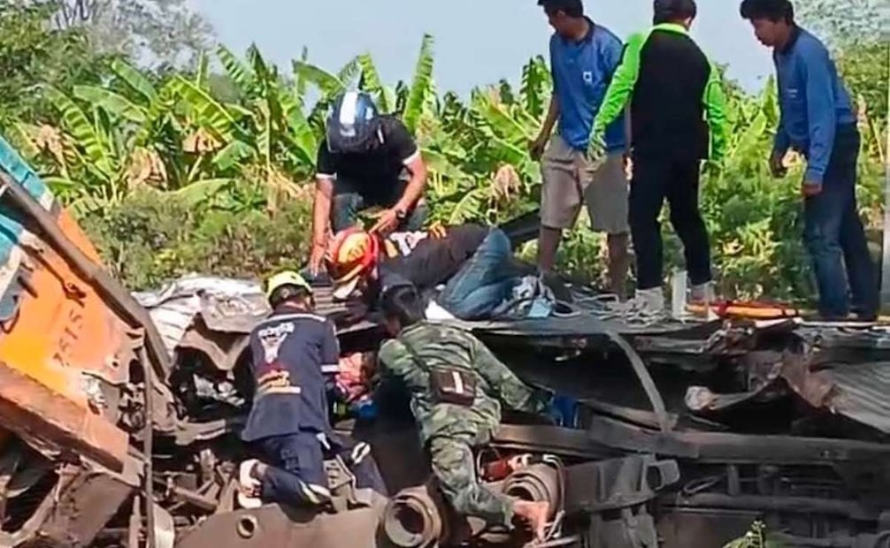 Fotografía cedida que muestra a personas realizando labores de rescate tras un accidente de tren este miércoles, en Nakhon Ratchasima (Tailandia). Al menos cuatro personas perdieron la vida y otras 30 resultaron heridas este miércoles en Tailandia tras la caída de una grúa de construcción sobre un tren de pasajeros que cubría la ruta de Bangkok a Ubon Ratchatani (noreste), con decenas de personas a bordo. Foto: EFE