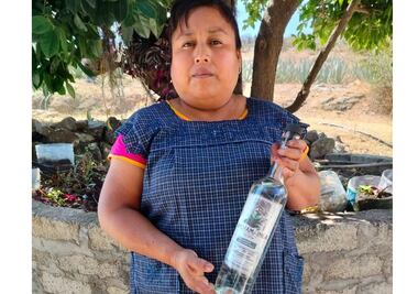 Productora de mezcal en Oaxaca denuncia fraude de mujer extranjera; pide ayuda para vender su producción