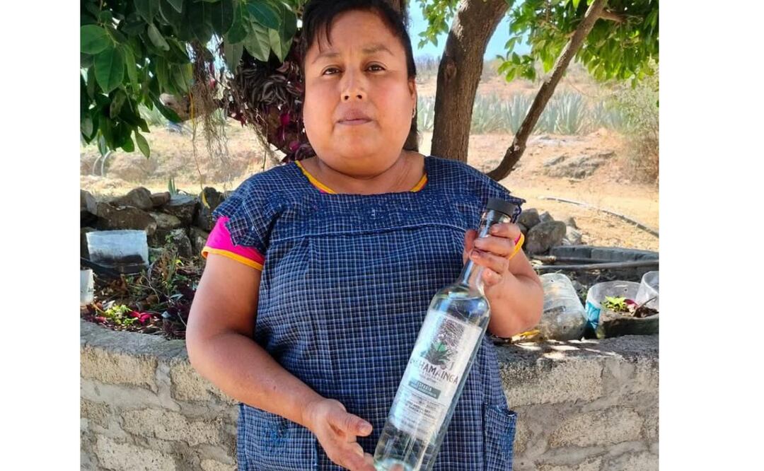 Valentina Santiago Gutiérrez, productora de mezcal de San Baltazar Guelavila, Oaxaca, denuncia fraude de una mujer extranjera (13/02/2025). Foto: Especial