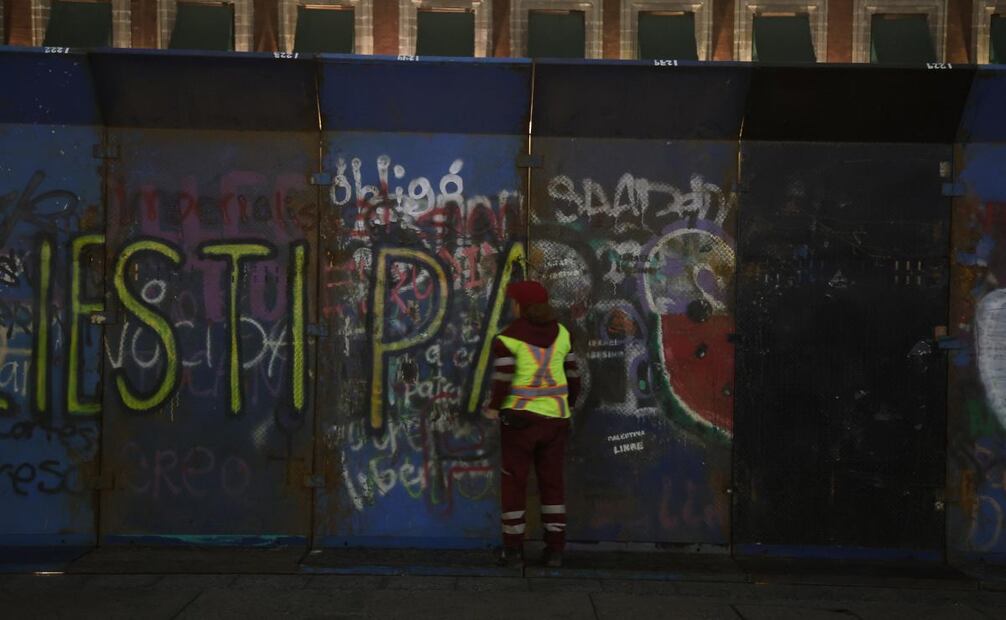 Trabajadores de limpia de la Ciudad de México colocan vallas en el Zócalo capitalino para la marcha que se celebrará el próximo domingo 8 de marzo por el Día Internacional de la Mujer. Foto: Valente Rosas/ EL UNIVERSAL