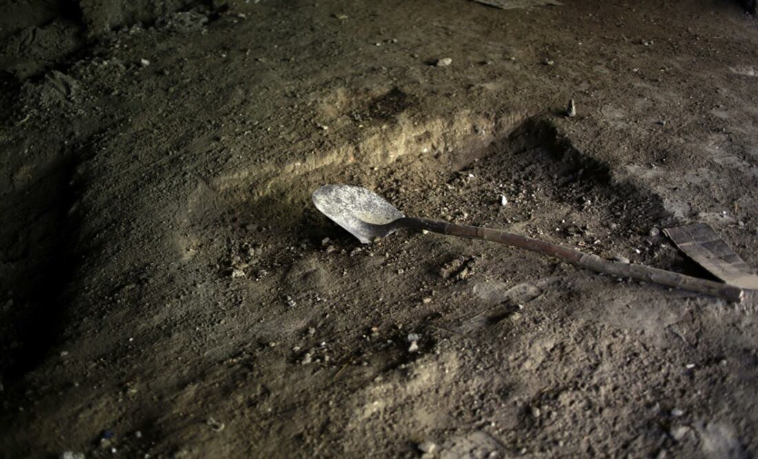 A shovel is seen on an alleged mass grave – Photo: Jorge Dan López/EL UNIVERSAL