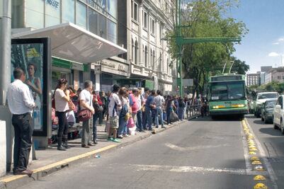 Se saturan Tren Ligero y Trolebús por Contingencia
