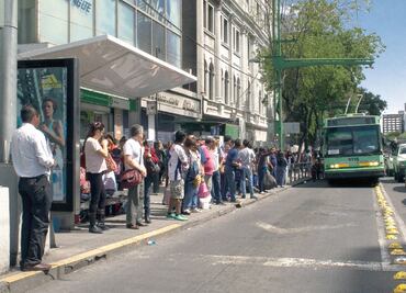 Se saturan Tren Ligero y Trolebús por Contingencia
